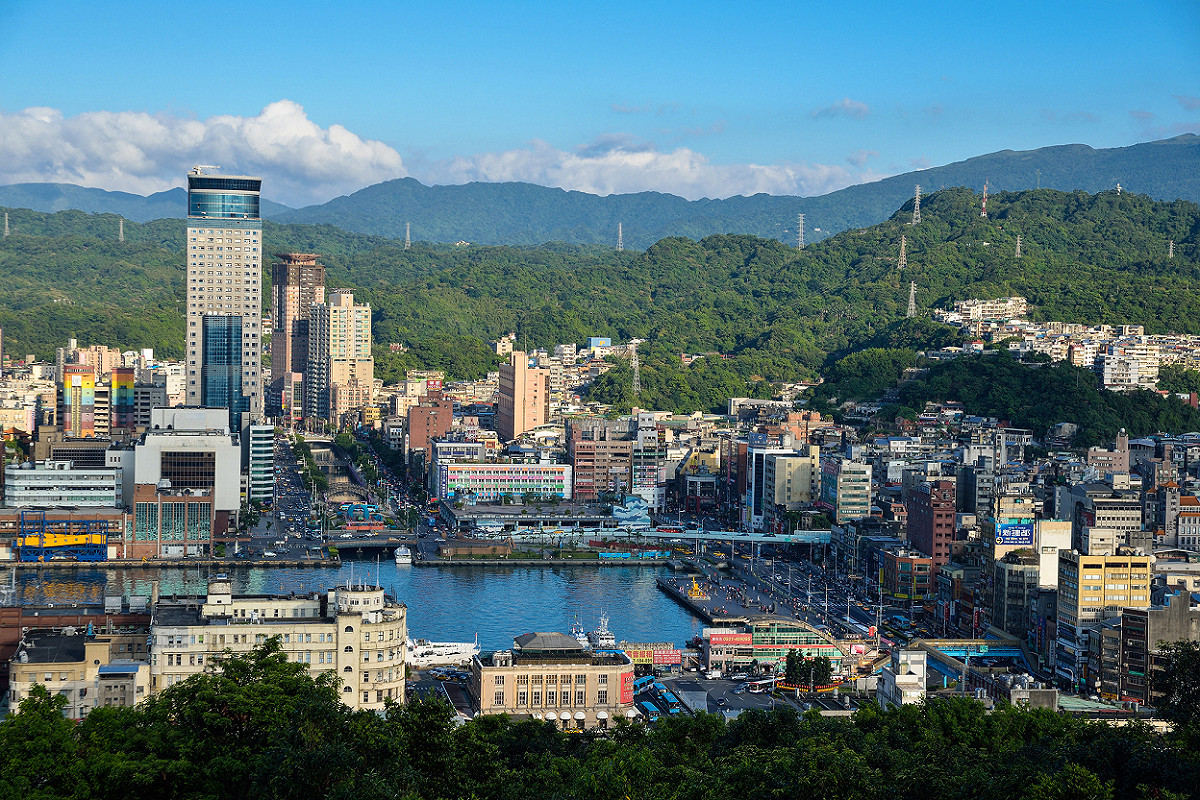 基隆仲夏樂集以海洋廣場為露天音樂廳，在夜晚微風吹拂下感受夏夜情調。 圖：謝佳真／攝