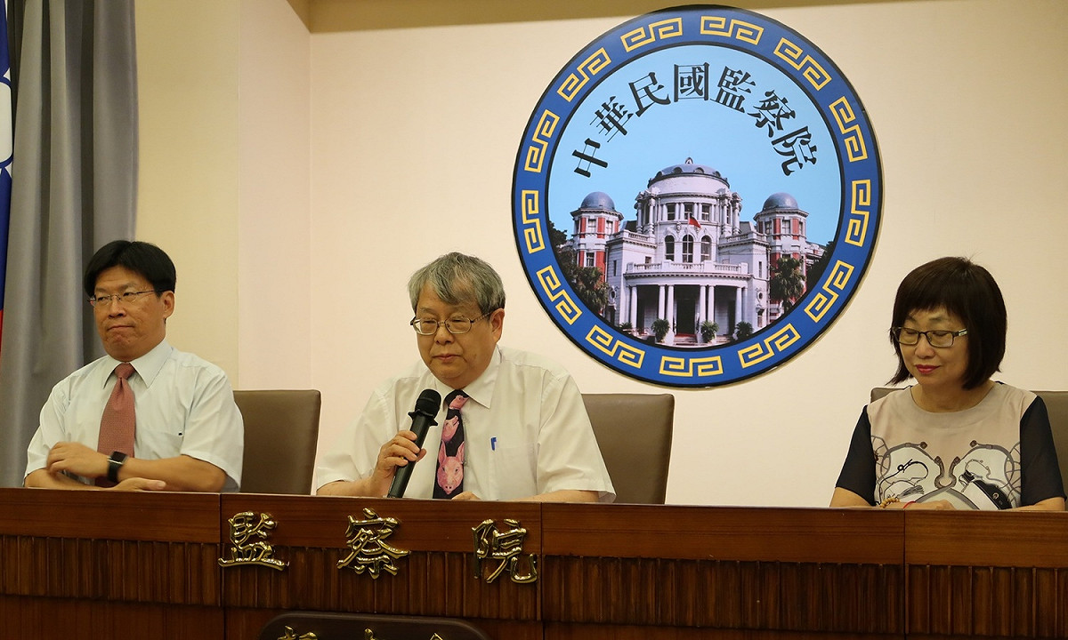 監委陳師孟（中）在他最新的「尖尾週記」描述他最近因腫瘤開刀的過程，不過寫的雖然是病情，但卻也藉機調侃了韓國瑜的房產被疑來源不明。 圖：林朝億/攝（資料畫面）