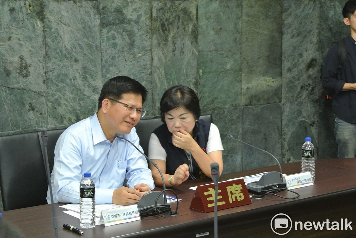 楊瓊瓔與林佳龍互動頻頻。 圖：唐復年/攝