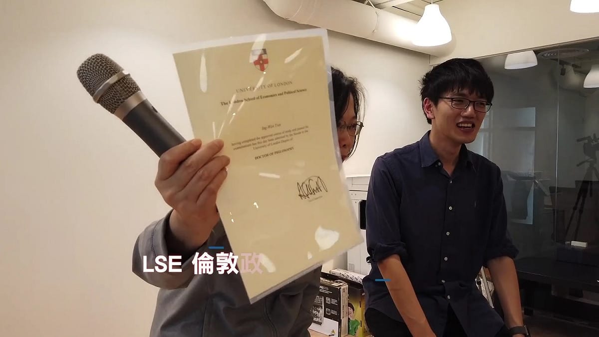 總統蔡英文出示倫敦政經學院畢業證書。 圖：蔡英文臉書（資料照片）
