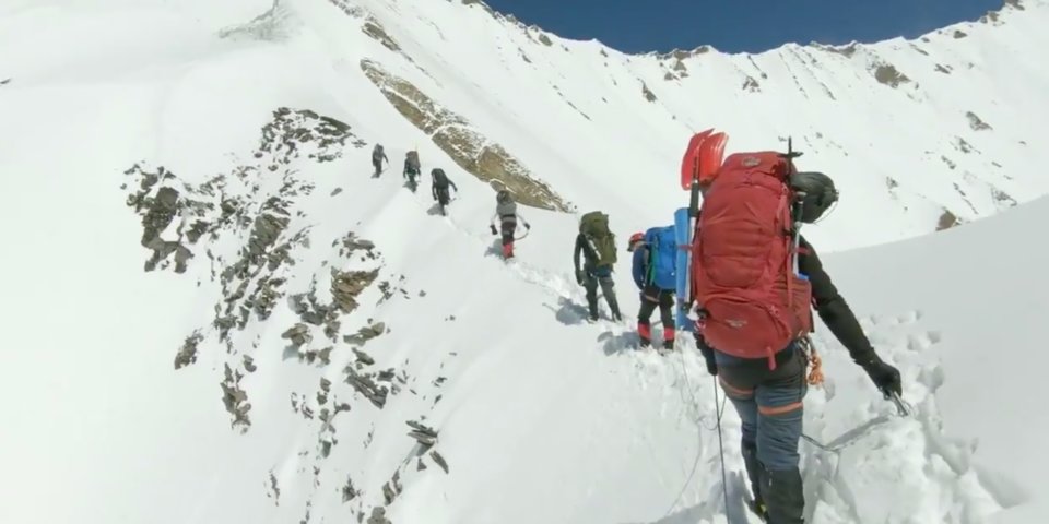 5月攀爬印度喜馬拉雅山山脈的8名跨國籍登山客，在GoPro錄影機記錄影片中，以繩索相連。 圖：翻攝自ITBP推特影片