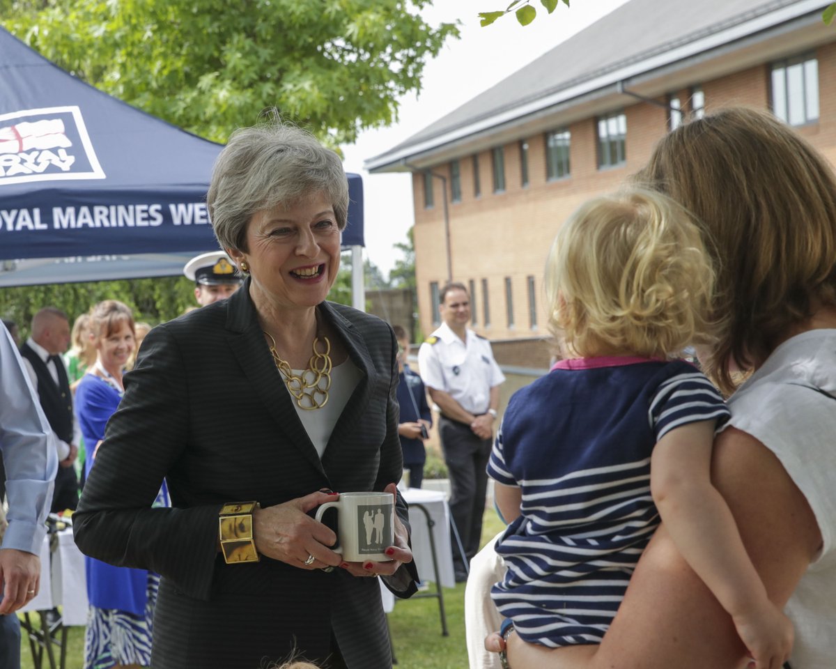 英國首相梅伊（左）即將卸任，仍然行程滿檔。 圖：翻攝自英國首相推特