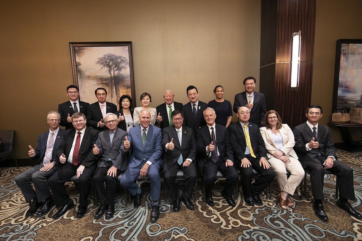 鄭文燦於美國時間9日上午與包括北德州大學校長Dr. Neal Smatresk、達拉斯浸信會大學總校長Dr. Gary Cook等多位學者進行早餐會。 圖：桃園市政府/提供