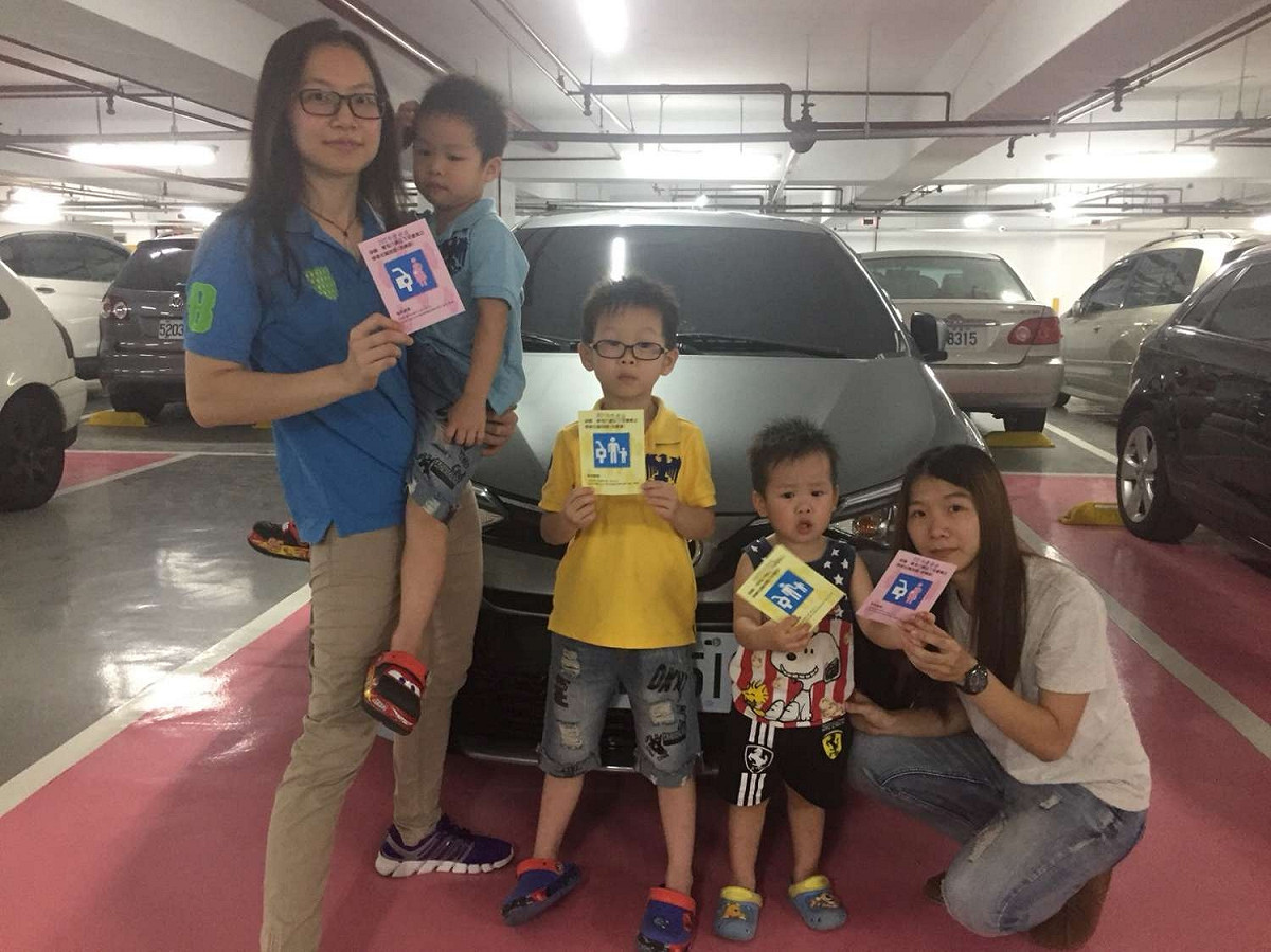 國健署呼籲，即使開車臨停片刻，也不要獨留小孩於後座。 圖：取自新竹市政府官網