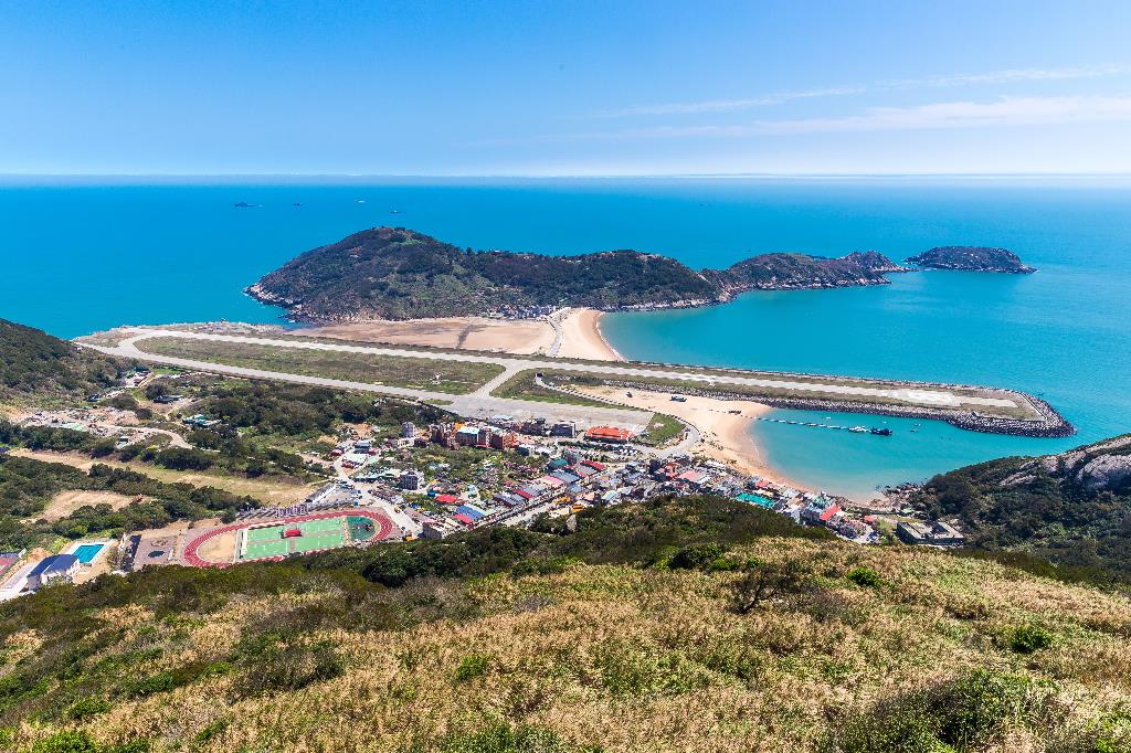 壁山是馬祖第一高峰，觀景步道視野開闊，能將北竿機場、塘岐、后沃盡收眼底。 圖：交通部／提供