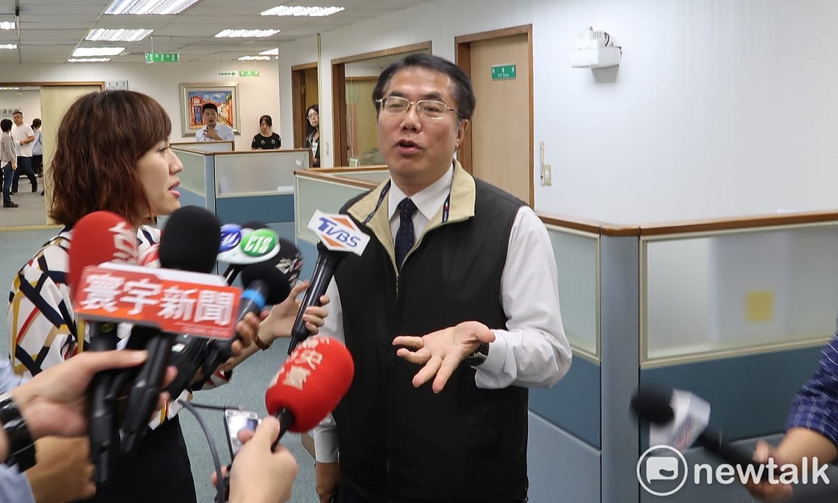 台南市長黃偉哲苦笑，「你今天開山里了沒？」 圖：林朝億/攝