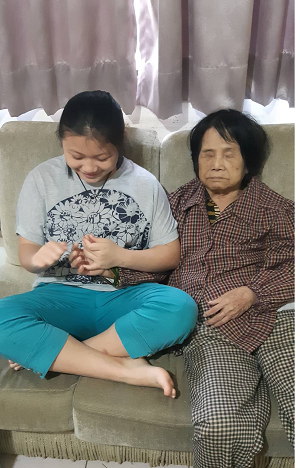 新北市阮怡靜同學與88歲全盲又體弱的阿祖相依相伴。 圖：內政部提供
