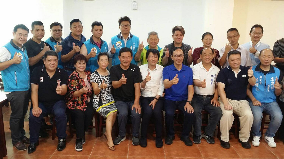 國民黨總統參選人朱立倫今日到安平貴記美食文化館，與安平商圈業主座談。（黃博郎攝）