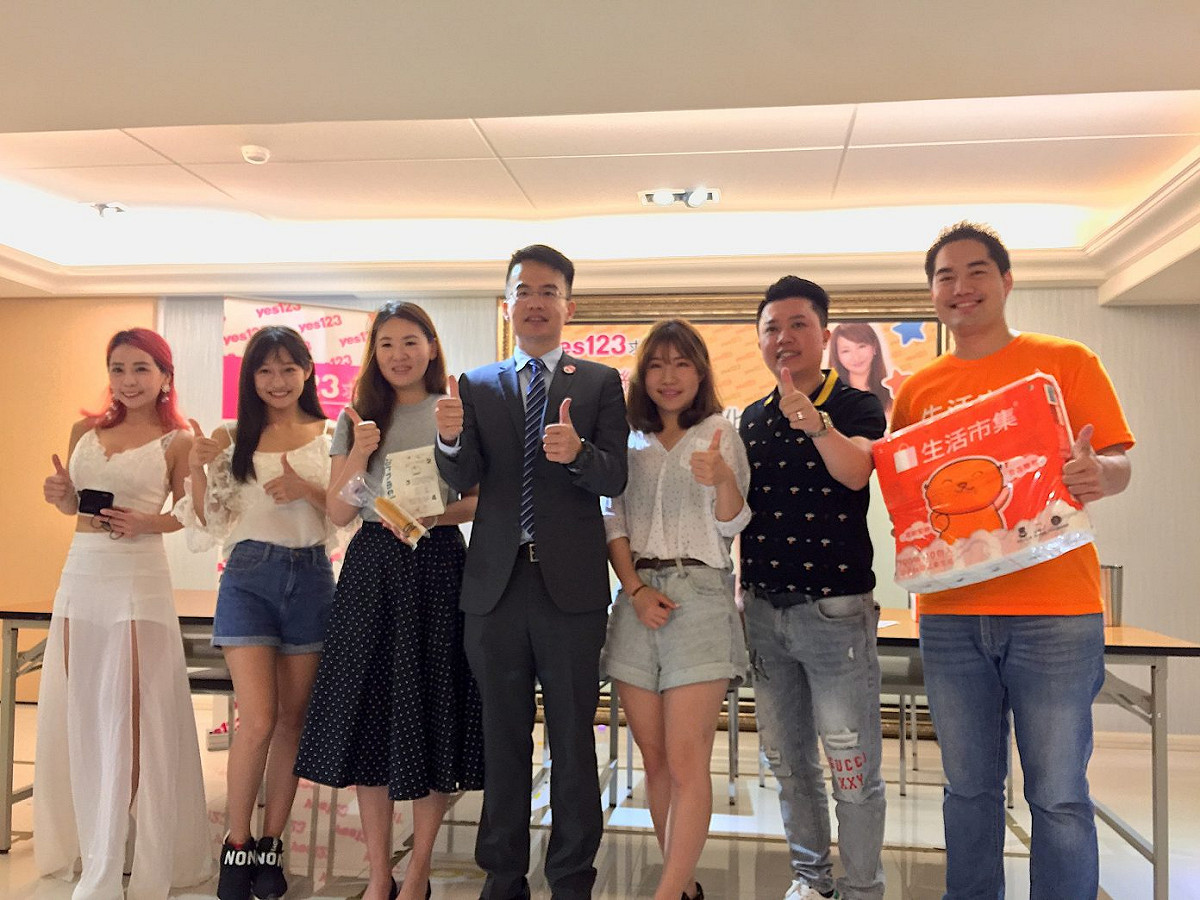 yes123求職網今（ 11 ）公布「網紅商機VS.宅經濟與職場數位化調查」，高達七成表示，單靠網紅薪水無法生活。 圖／記者黃仁杰攝，2019.07.11