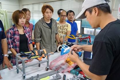 板橋動物之家進行動物輪椅製作的課程。 圖：新北市動保處提供