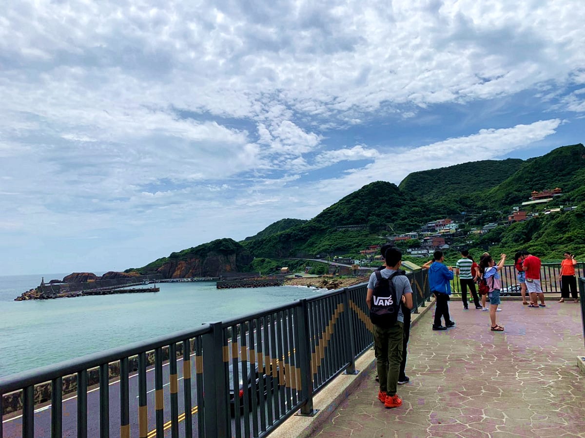 瑞芳水湳洞候車亭鄰近當地多處著名的特色景點，瑞芳區公所日前完成候車亭整建，並增建2樓觀景平臺，讓遊客在等車之餘，還能登上平台360度環景美拍。 圖：新北市政府民政局／提供