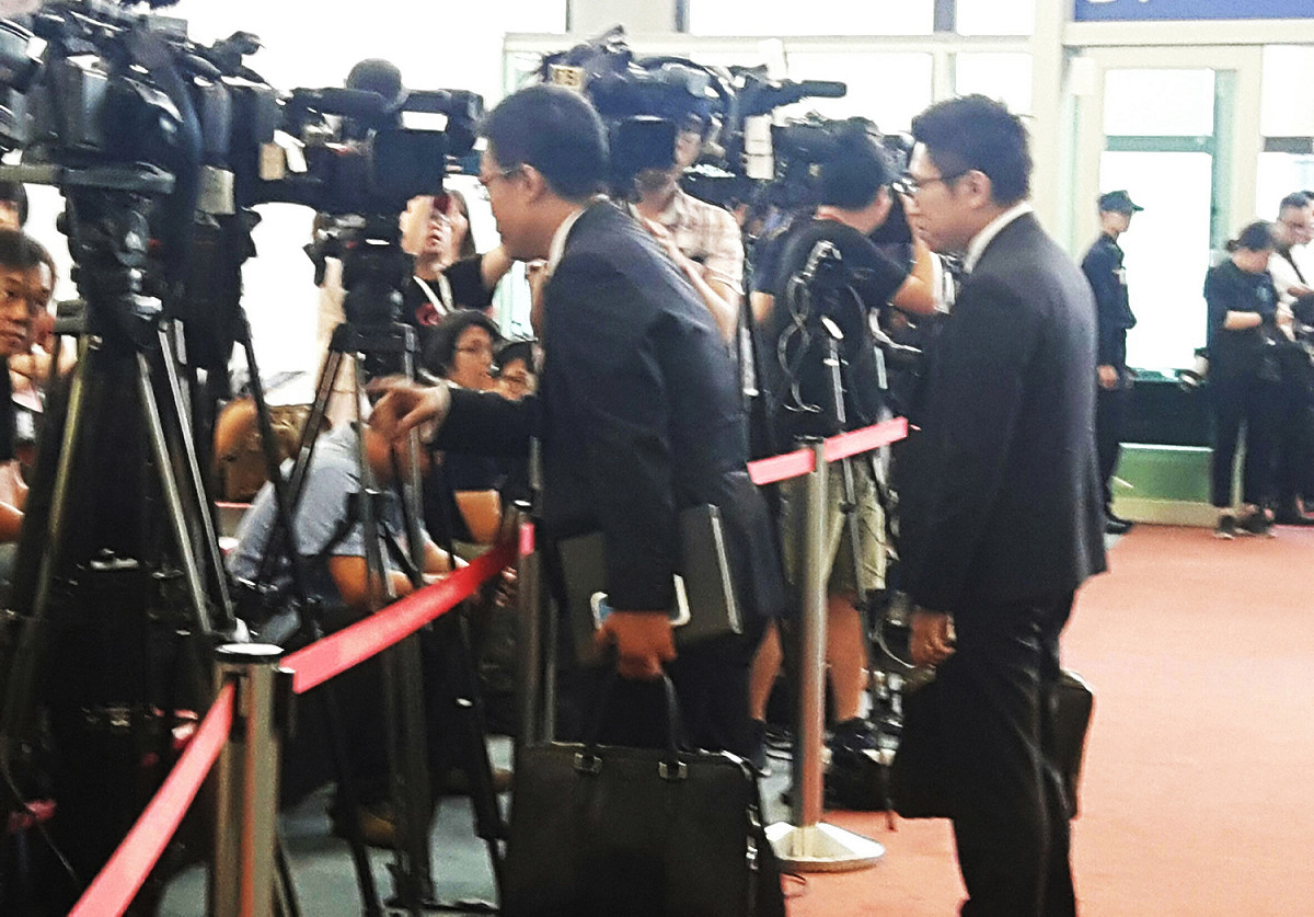 總統府發言人黃重諺（中間背影者）、林鶴鳴、張惇涵（右）也隨行總統出訪。 圖：林昀真／攝