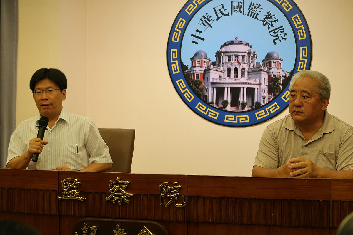 監委瓦歷斯·貝林及高涌誠今（11）日舉行台大山地農場土地爭議記者會。 圖：林朝億/攝