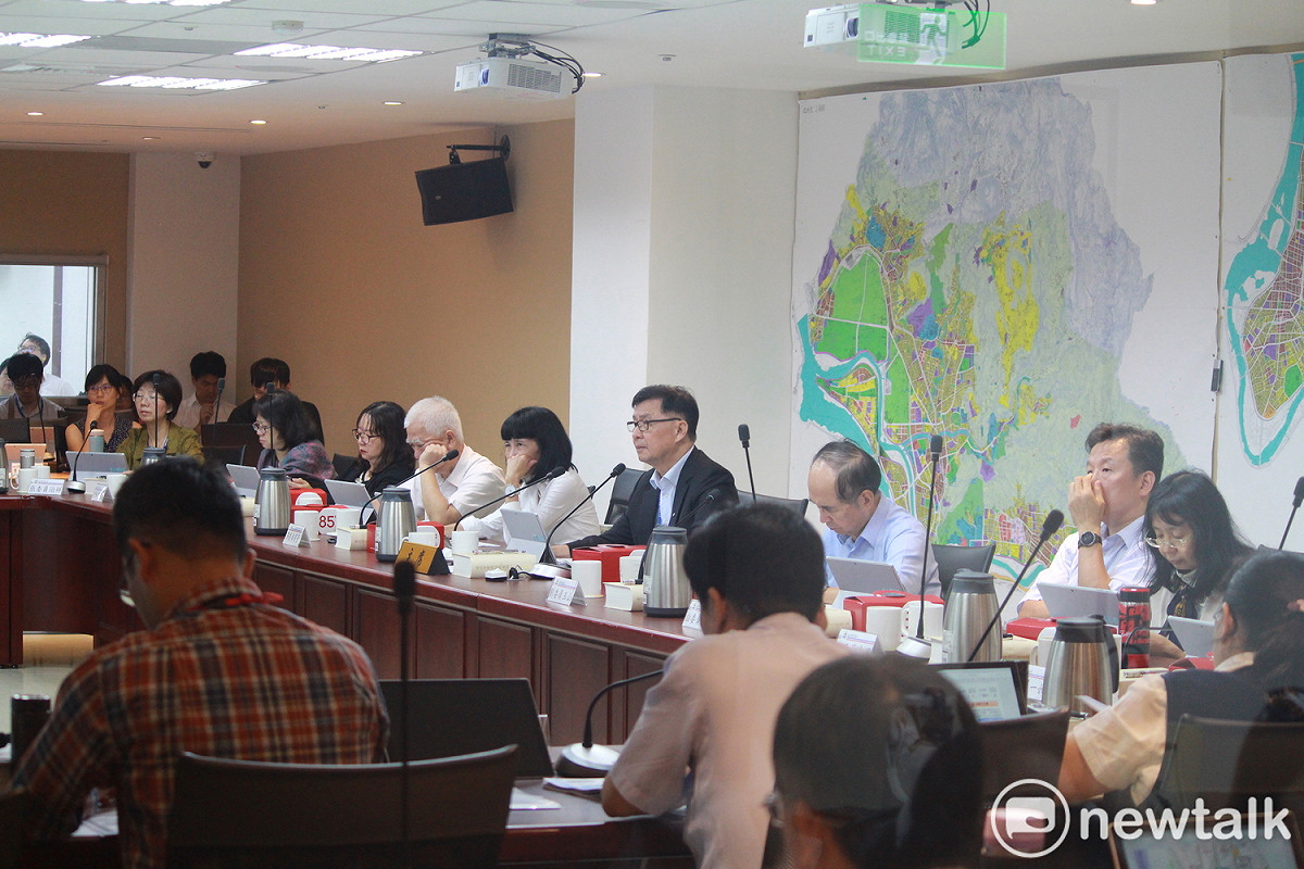 北市大彎北段商業宅爭議，北市府提繳回饋金「就地合法」方案，今天台北市都委會修正通過全案。 圖：周煊惠 / 攝
