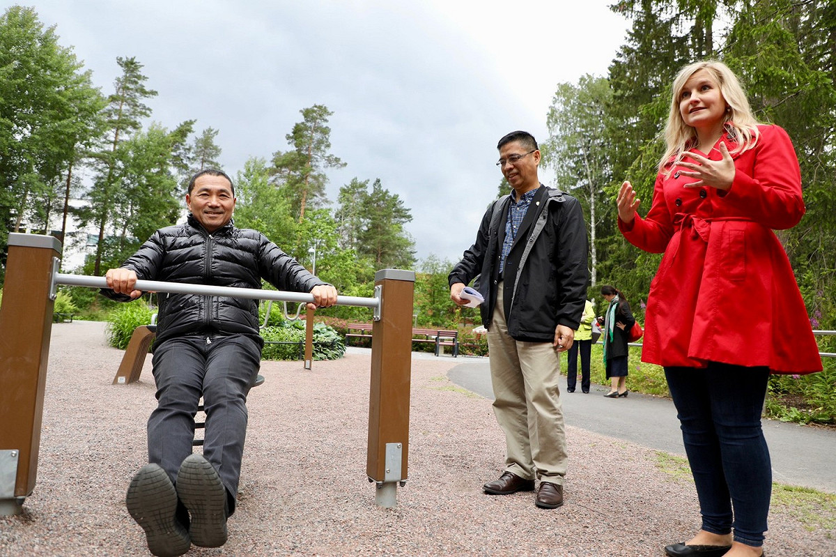 Lappset共融式遊具公司專案負責人Ms. Janita Rousu（右一），向侯友宜介紹Nayttelijantie高齡公園遊具的設計理念。 圖：新北市政府提供