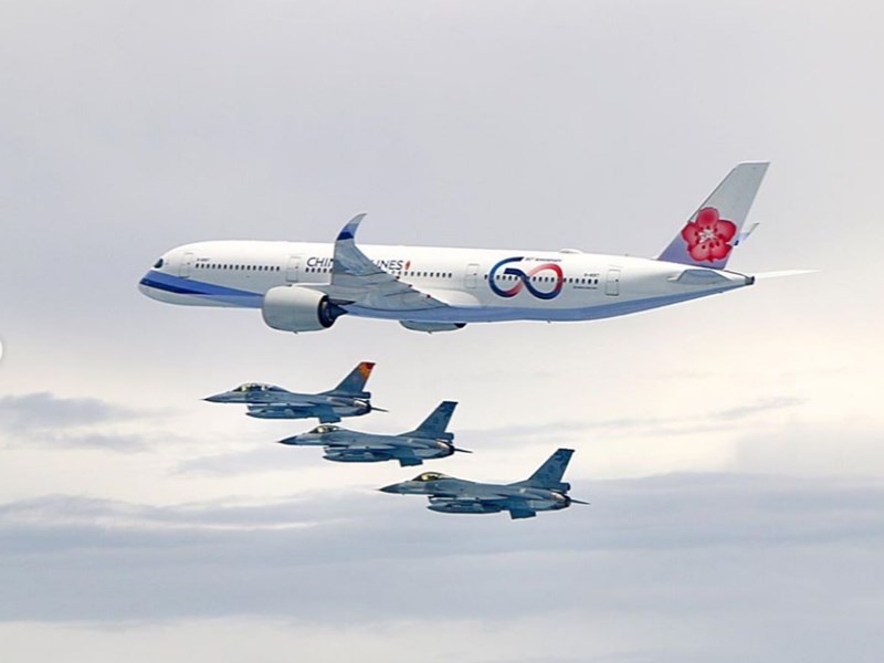 總統蔡英文11日啟程出訪加勒比海4友邦，她在Instagram發文分享空軍出動4架F-16戰機伴飛的照片。 圖：取自蔡英文IG網頁