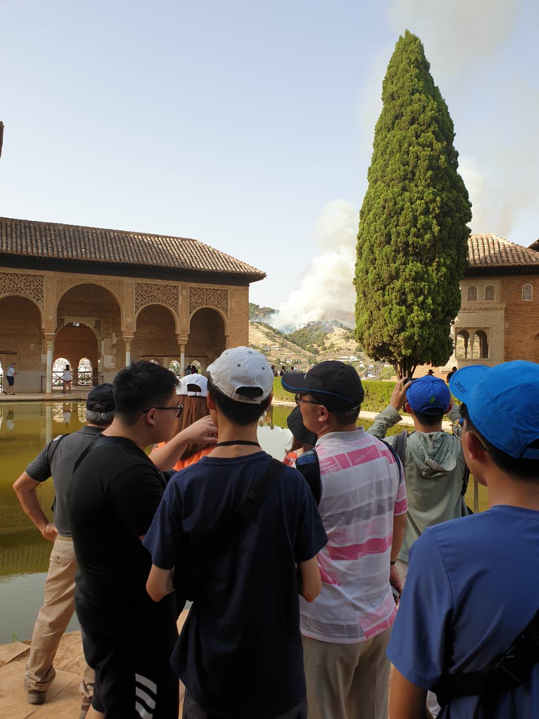 台灣旅行團正好在西班牙阿爾汗布拉宮遊覽，目擊山林火災，議論紛紛。