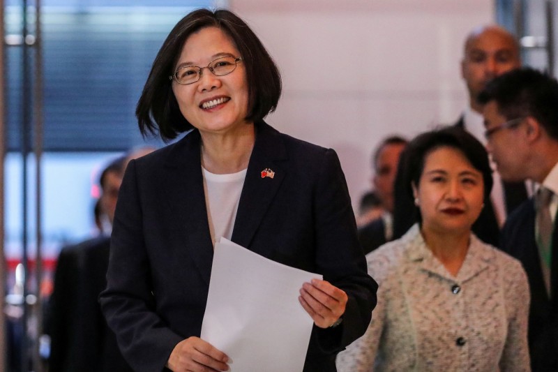 蔡英文總統過境美國紐約的外衣，別著中華民國與美國兩國國旗徽章。 圖：達志影像/路透社(資料照片)