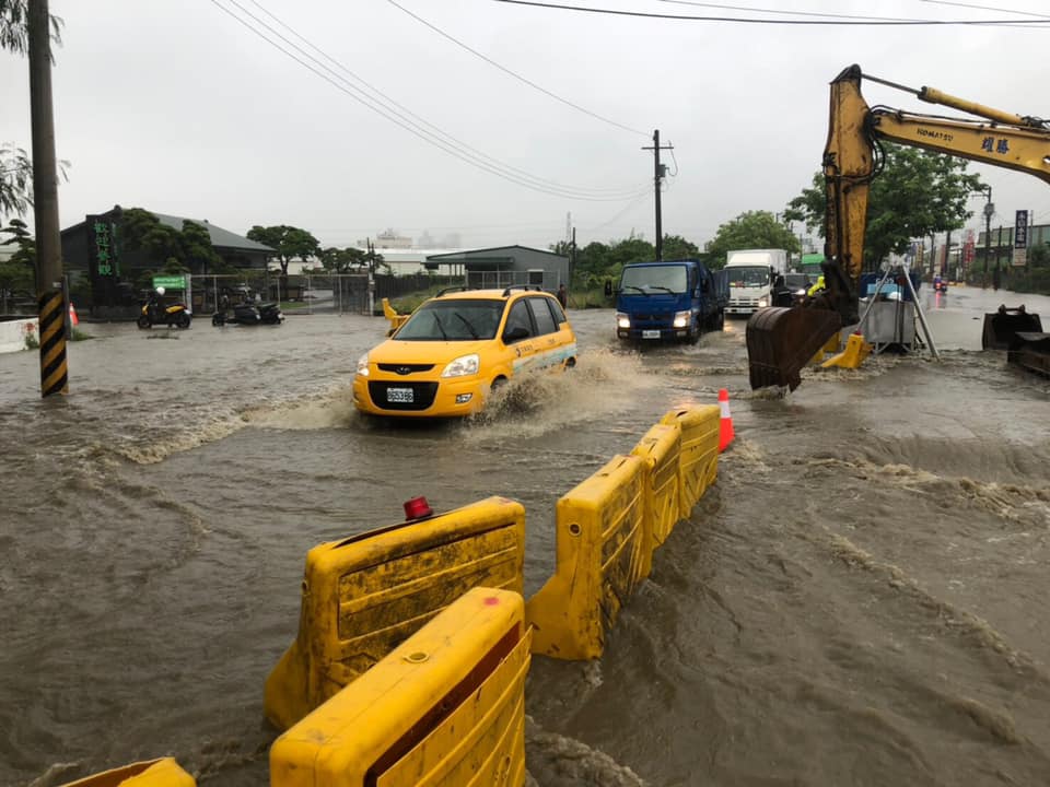 市議員邱俊憲指鳥松區神農路發生積水，地點的的確確就在曹公圳與神農路交叉點。 圖：翻攝邱俊憲臉書