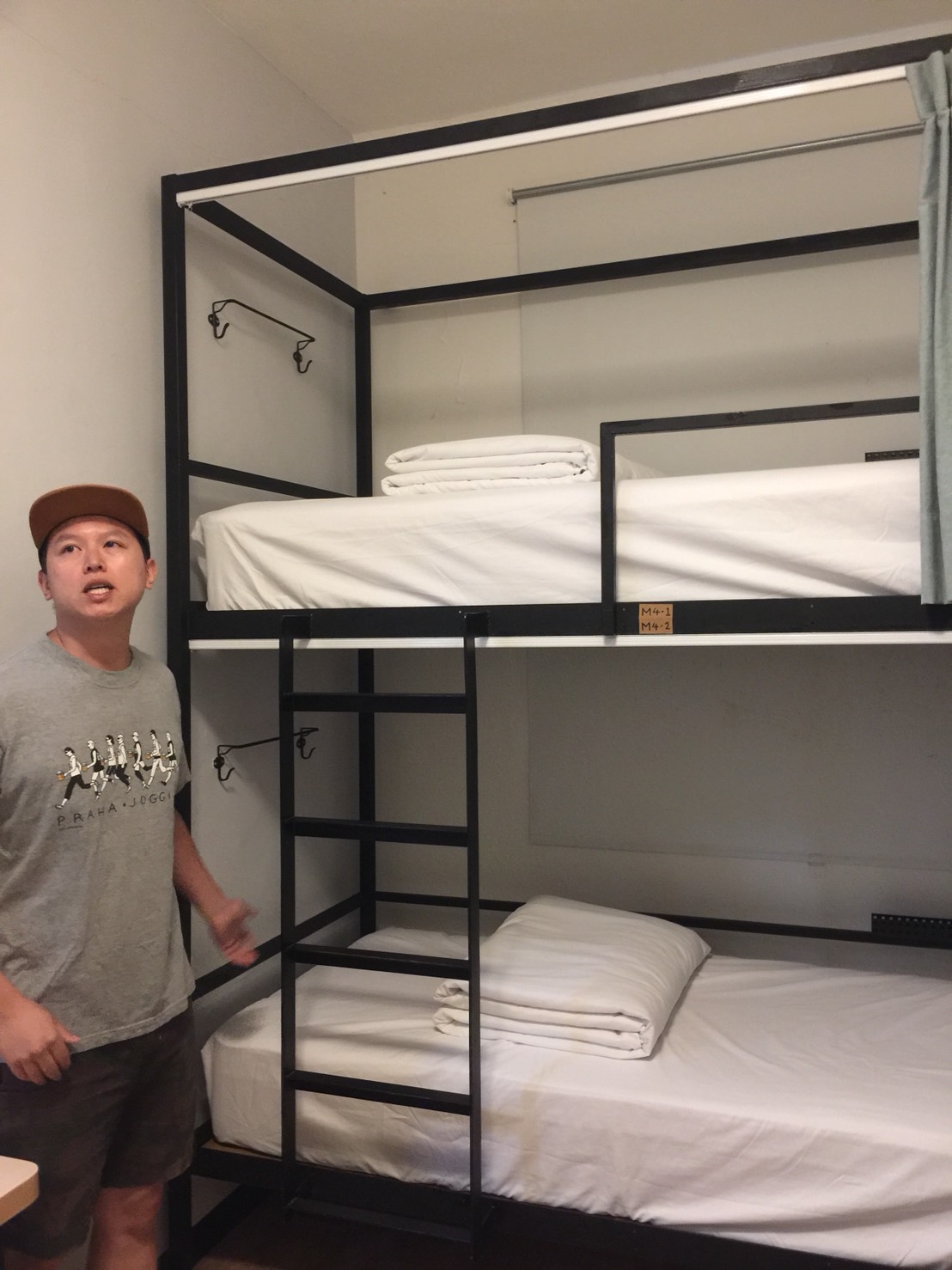 劉增亞說，為了讓以前當兵的遊客重溫當年服役的記憶，除了每一床配置鐵製臉盆、鋼杯、綠色毛巾外，床上的棉被刻意摺成有稜有角的豆腐乾。 圖/劉冠瑾攝