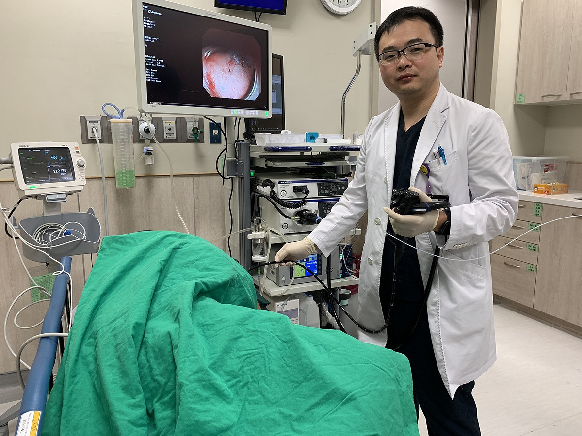 中醫大學新竹附醫消化科醫師范峻維以內視鏡黏膜下剝離術切除胃腺癌病灶，免去傷口、器官切除的痛苦。 圖／中醫大提供