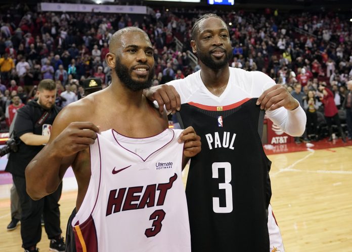 「閃電俠」Dwyane Wade和好友Chris Paul交換球衣。 圖／美聯社／達志影像