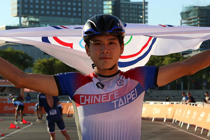 台灣男子滑輪溜冰好手陳彥成11日在西班牙世界滑輪溜冰錦標賽摘金，替台灣拿下隊史首面1萬公尺計點賽金牌，他開心披著五環會旗開心繞場慶祝。 圖/（中華民國滑輪溜冰協會提供）中央社