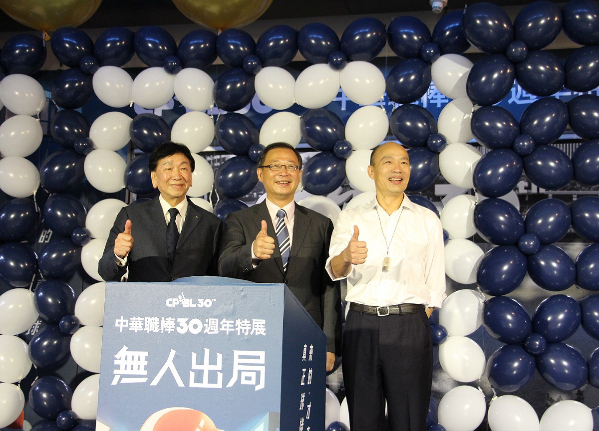 前國際奧會委員吳經國（左）。 圖：高雄市政府／提供