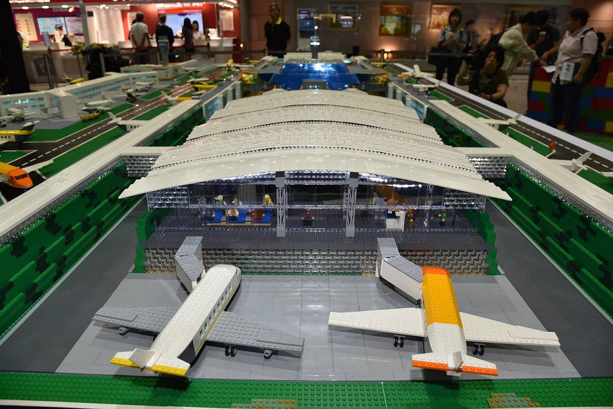 樂高大師黃彥智耗時半年，為桃園機場打造18平方公尺的迷你樂高機場。 圖：交通部／提供