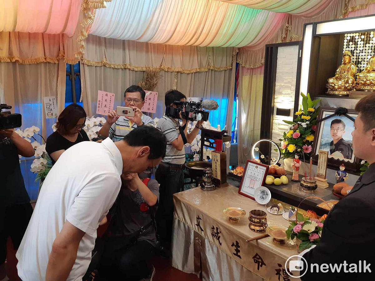 國民黨總統初選參選人朱立倫今天到李承翰靈前弔唁。 圖：蔡坤龍/攝