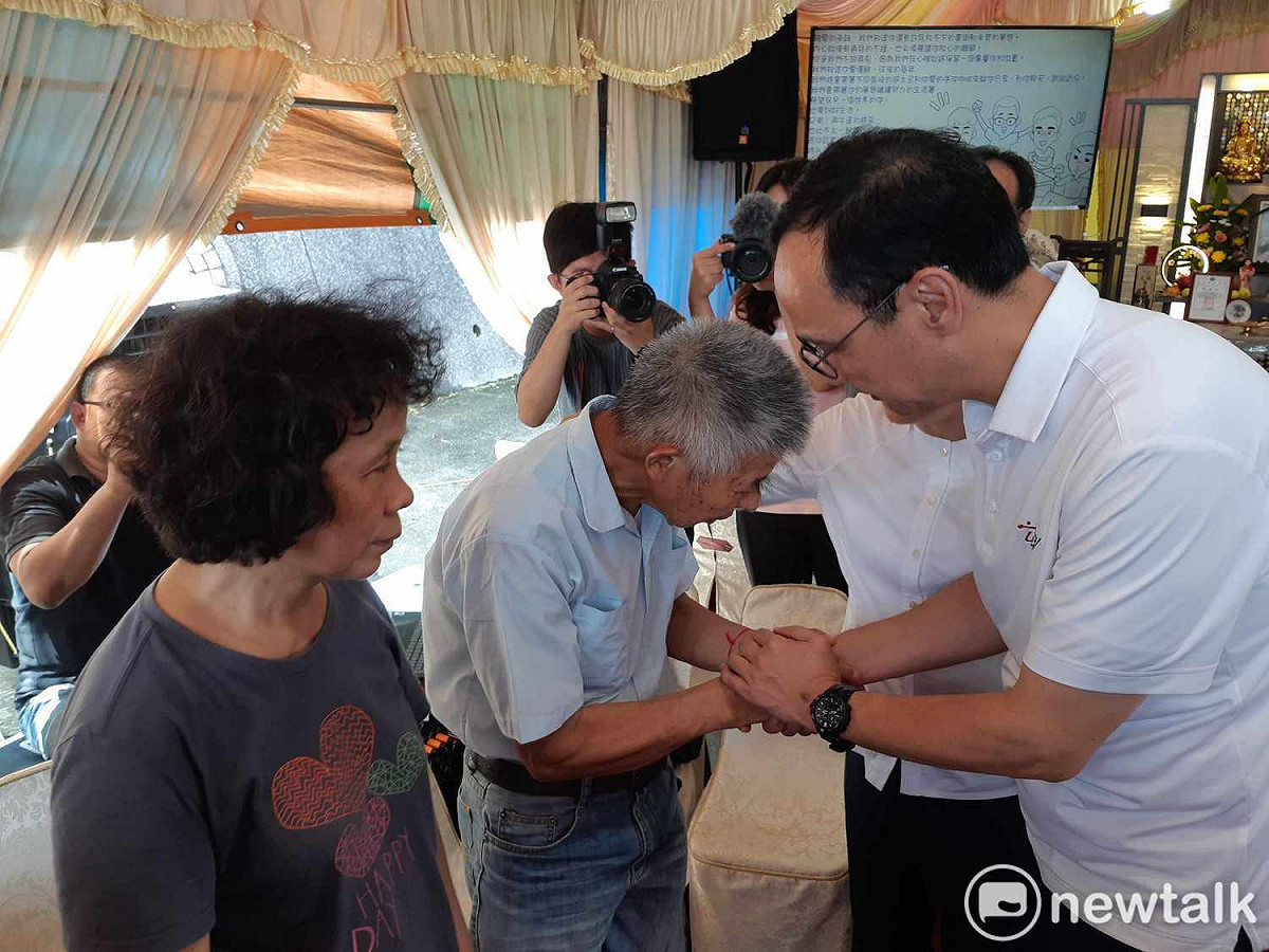 國民黨總統初選參選人朱立倫今天到李承翰靈前弔唁，安慰李承翰的父母。 圖：蔡坤龍/攝