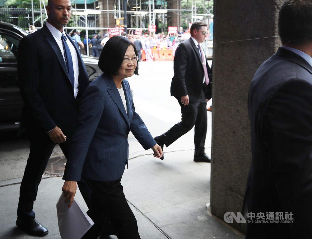 總統蔡英文（前左2）出訪友邦，11日過境紐約。12日（當地時間）下午出席赴哥倫比亞大學與學者、學生對談。 圖/中央社