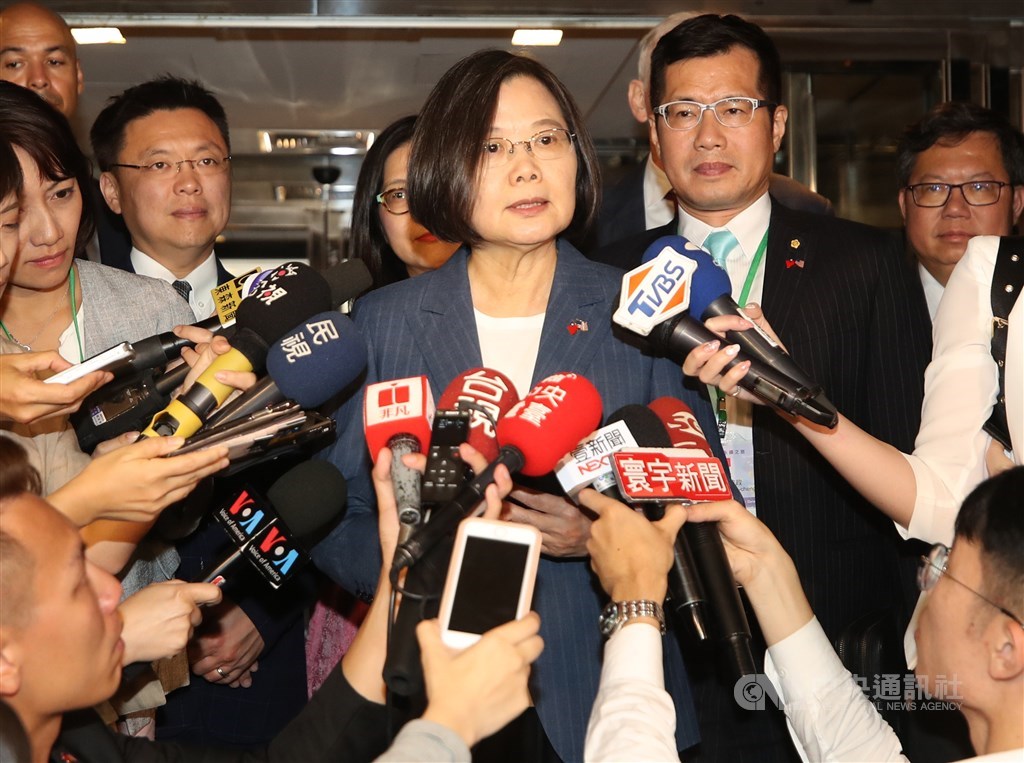 中國揚言制裁對台軍售的美國企業，總統蔡英文對此表示，過境美國看老朋友、談台灣民主、甚至希望對區域和平穩定做出貢獻，不需要鄰居說三道四。 圖/中央社