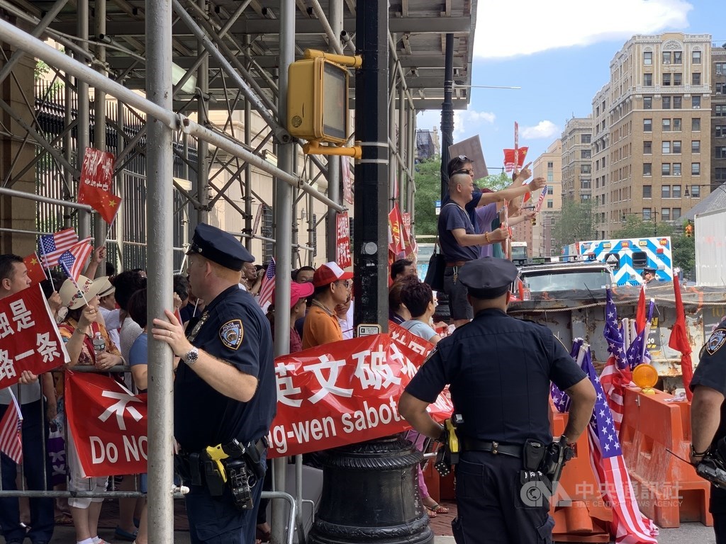 總統蔡英文美東時間12日赴哥倫比亞大學參加閉門座談，紐約本地中國社團在對街抗議，警方嚴陣以待。 圖/中央社