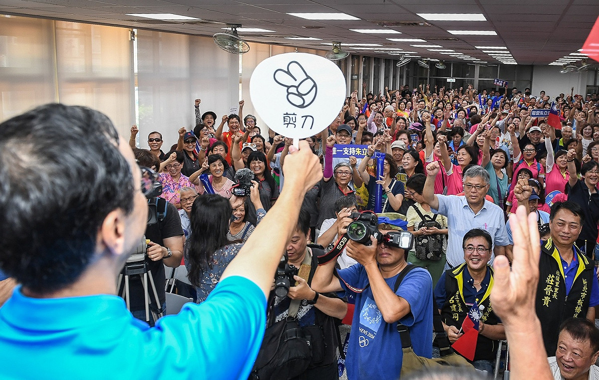 朱立倫出席支持者「為朱隊長加油」造勢活動，與民眾熱情互動。 圖：朱立倫辦公室／提供