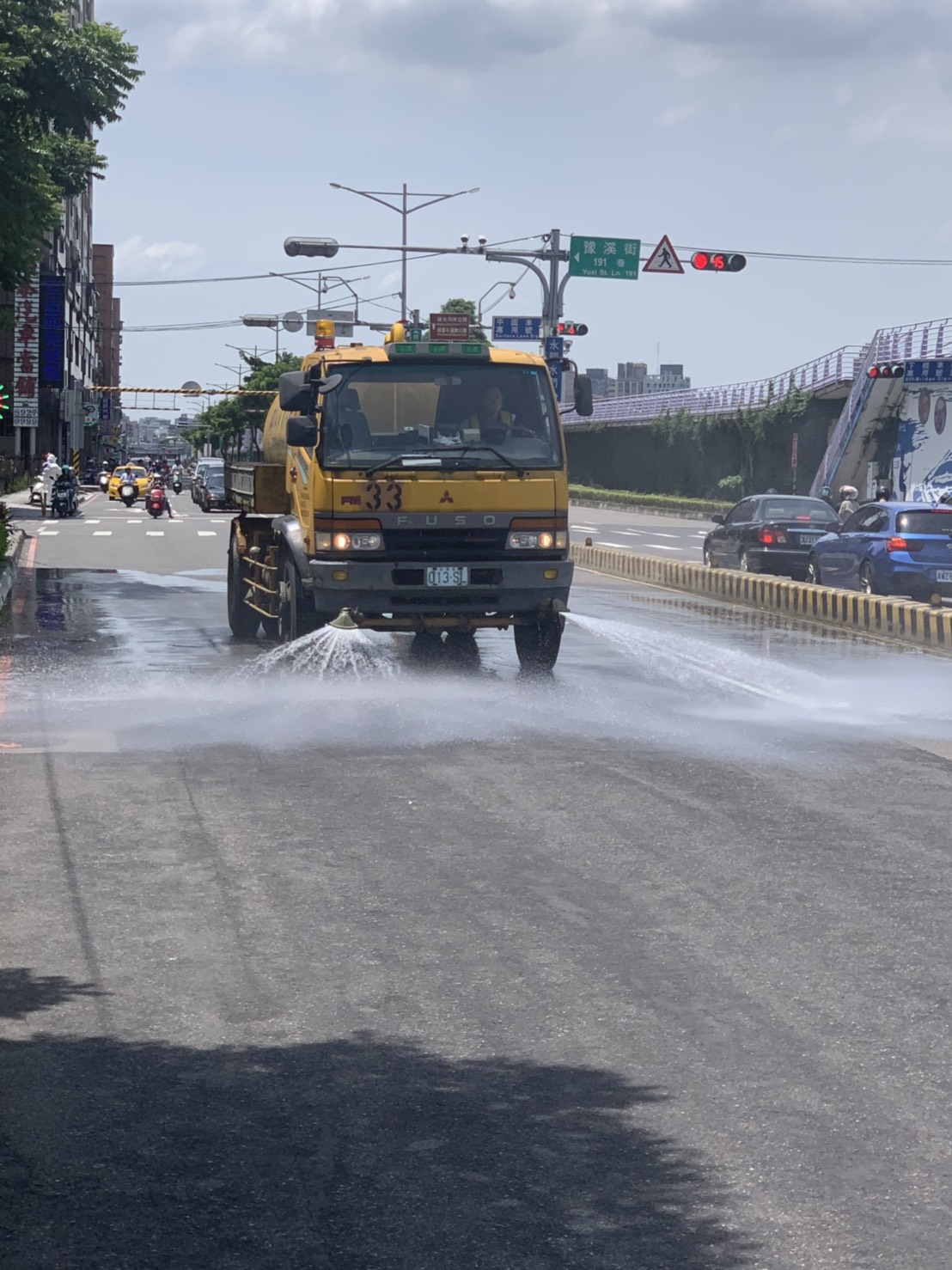 新北市政府出動洗街車進行市區路面環境降溫措施，預估可降低環境溫度最高達10度，並維持2至3小時。 圖：新北市政府消防局／提供