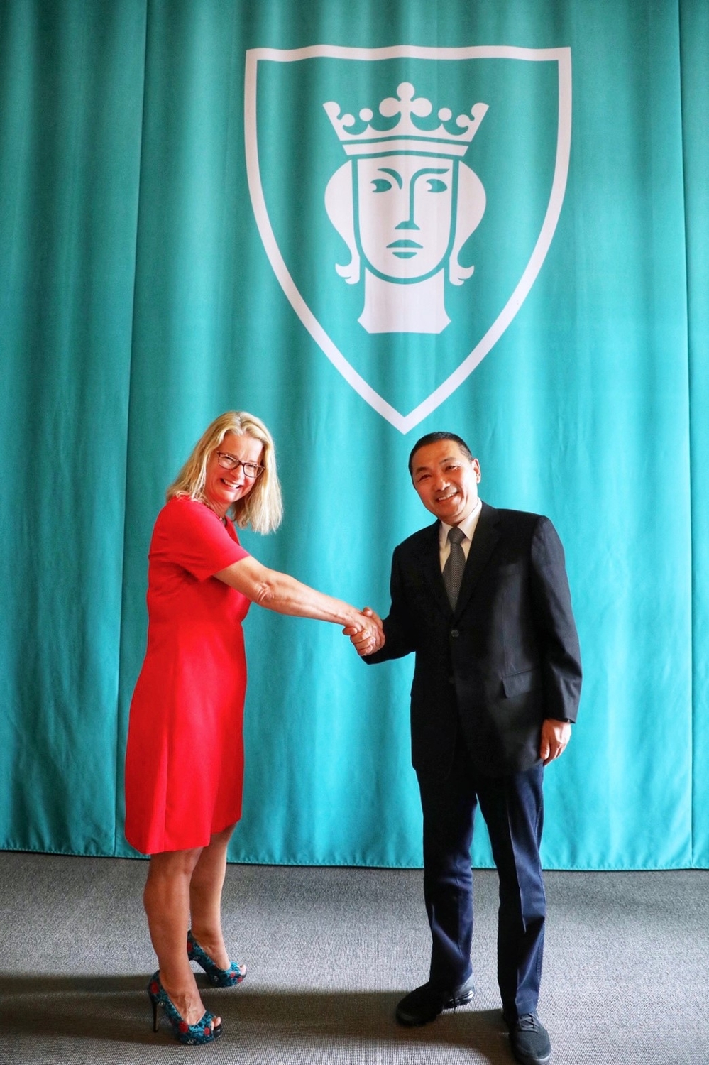 新北市長侯友宜與斯德哥爾摩代理市長Lotta Edholm（左）合影。 圖：新北市政府／提供