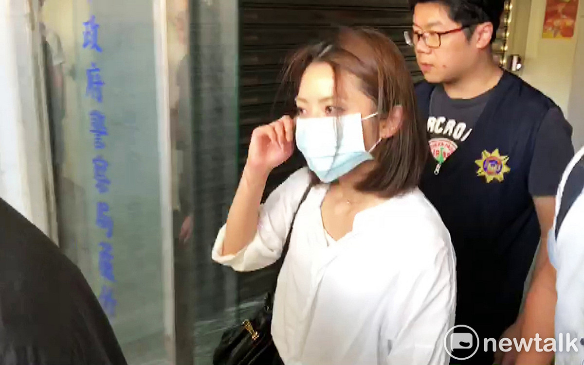 前長榮航空空服員郭芷嫣遭長榮航空以「違反民用航空法」提告，１３日下午由3位律師陪同，現身南崁分局偵查隊配合調查說明。 圖：林昀真／攝（資料照片）