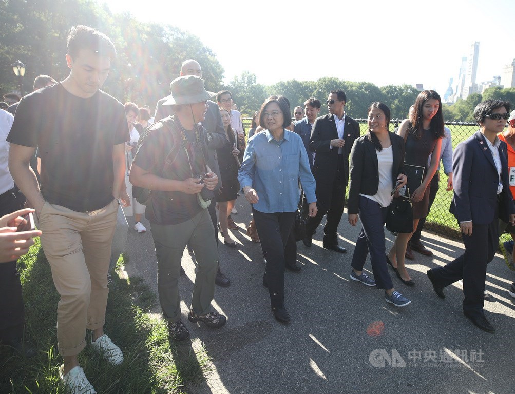 總統蔡英文（前左3）出訪去程過境美國紐約，13日上午（當地時間）在中央公園與台灣留學生相見歡，雙方邊走邊聊，輕鬆互動。 圖：中央社