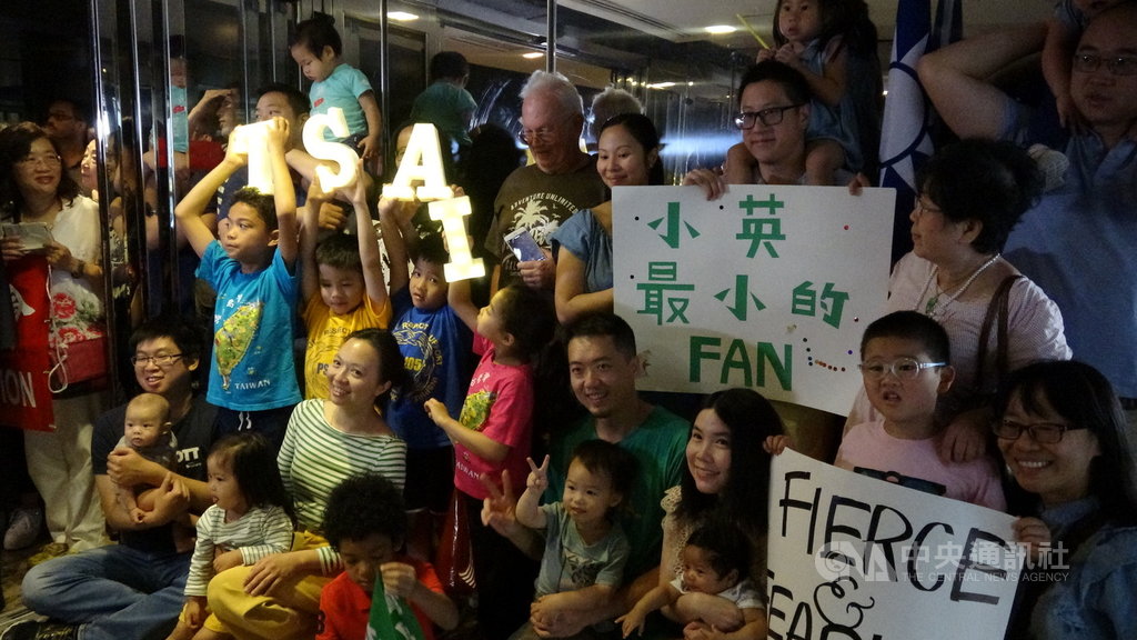 總統蔡英文美東時間13日結束紐約行程離境，上百台僑現場歡送。小朋友舉著T、S、A、I字母與「小英最小的FAN」海報跟總統阿姨說再見。 圖/中央社