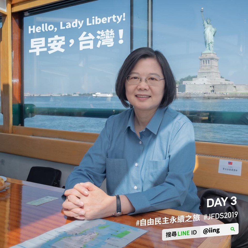 總統蔡英文今日離開紐約前，在哈德遜河上與自由女神像合照，並表示，近距離看到她，更能體會自由民主的存在意義。 圖：翻攝自蔡英文臉書