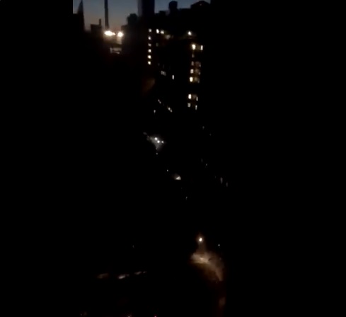 美國紐約大規模停電，讓曼哈頓大部分區域無電可用。 圖/翻攝自推特