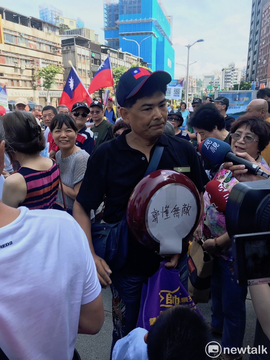 郭台銘粉絲拿著鍋子，高喊「郭董無敵」。 圖：周煊惠 ／攝