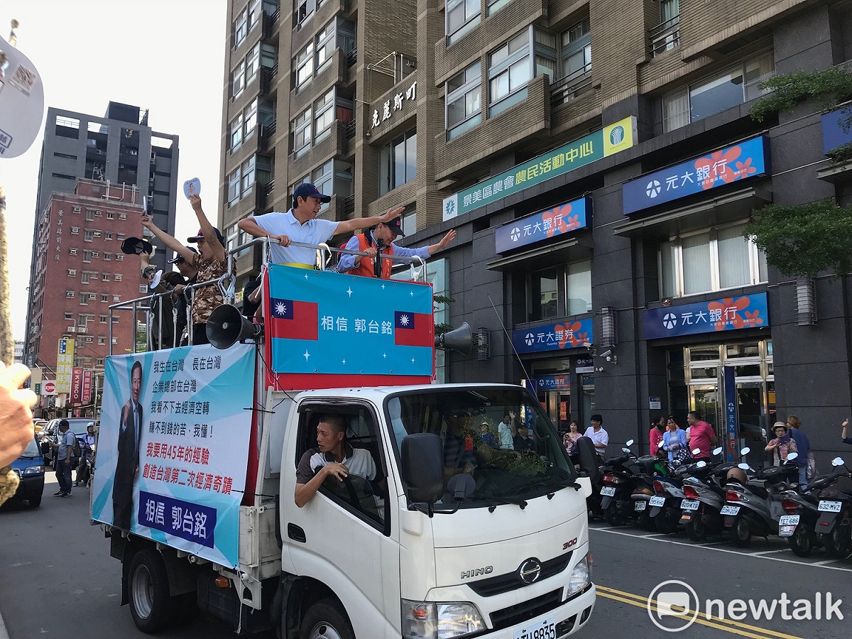 郭台銘搭上戰車掃街拜票。 圖：周煊惠 ／攝