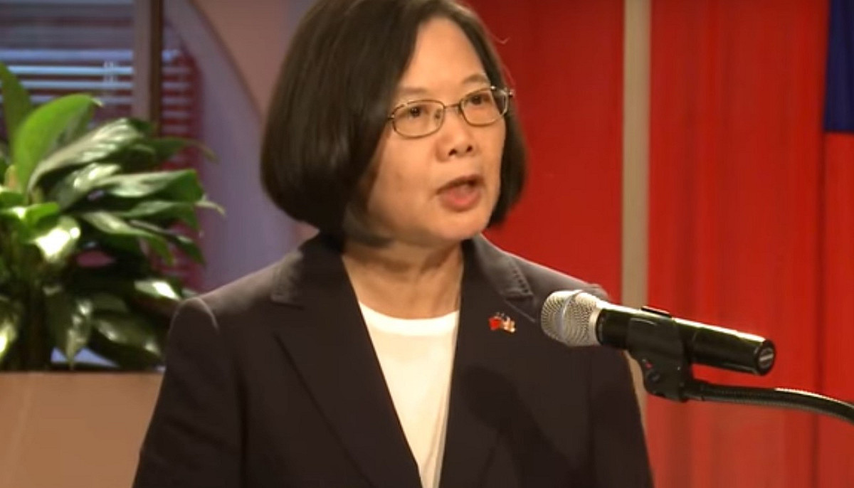 總統蔡英文今結束出訪，卻爆出國安局人員利用出訪專機，夾帶金額高達645萬元的免稅菸品。 圖：翻攝自youtube(資料照片)
