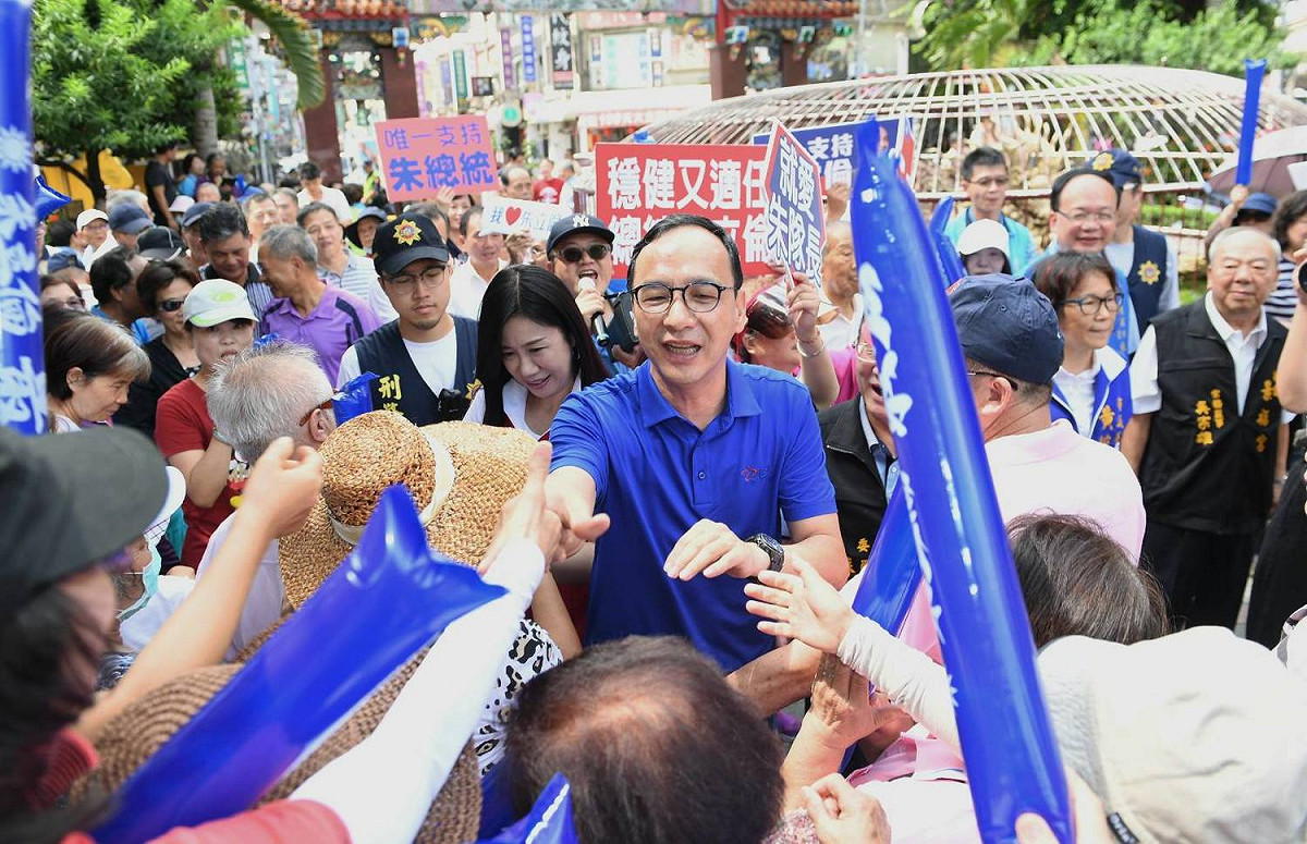 朱立倫今天回到家鄉桃園一連走訪三座宮廟祈福，受到桃園鄉親熱情歡迎，不少人搶著跟他握手。 圖：朱立倫辦公室/提供