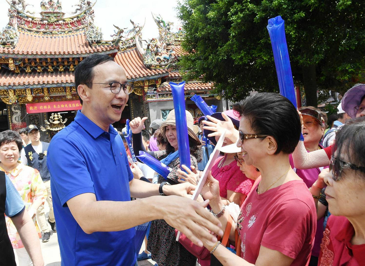 朱立倫今天回到家鄉桃園一連走訪三座宮廟祈福，受到桃園鄉親熱情歡迎。 圖：朱立倫辦公室/提供