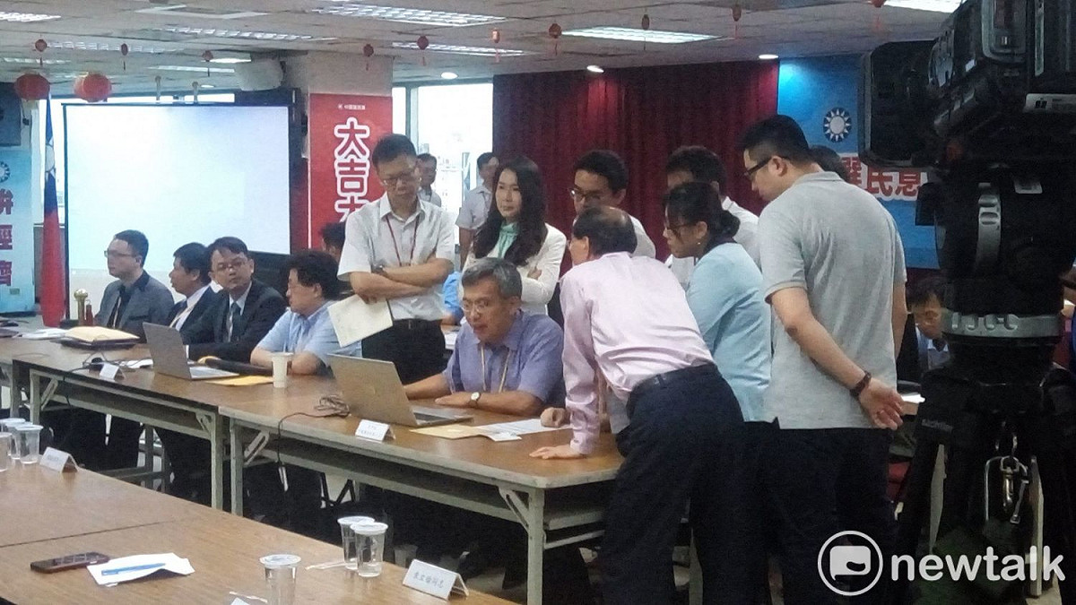 國民黨初選民調在各參選人代表監督下展開查驗作業。 圖：黃建豪/攝