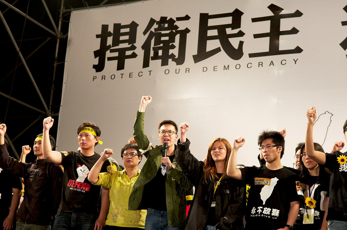 民主進步黨中央黨部今（15）日上午宣布，太陽花學運領袖林飛帆接任民進黨副秘書長。對此，時代力量新北黨部副執行長曾柏瑜在臉書po文表示，人在每個時刻所做出的選擇，都是在那個當下所能做的最好的決定。 圖：擷自曾柏瑜臉書
