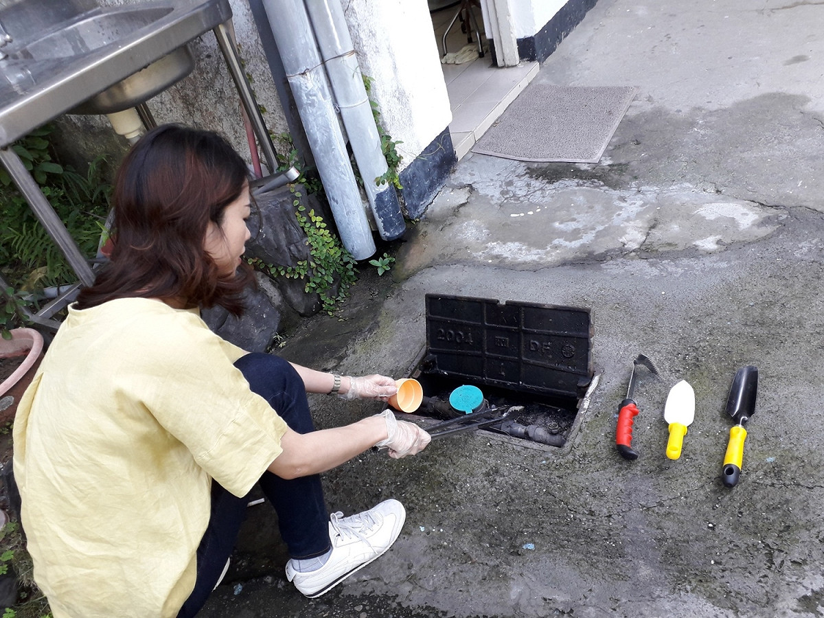 台南近期連日降下大雨，水表箱內容易造成積水，台水建議民眾在大雨過後清理家園時，要記得打開自家的水表箱蓋。 圖：台灣自來水公司第六區管理處/提供